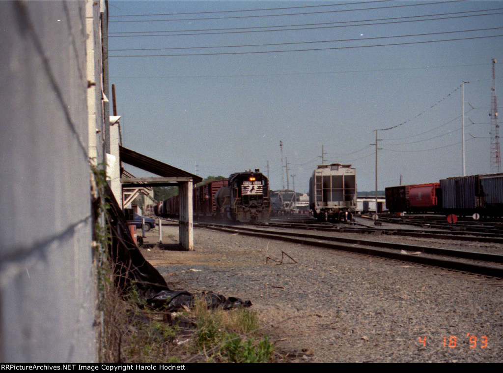 NS 5132 switches the yard, near the old yard office